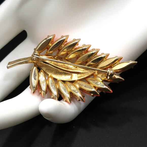 Vintage 1950s Leaf Brooch, Bright Orange Rhinestones, Gold Plated - Picture 4 of 10